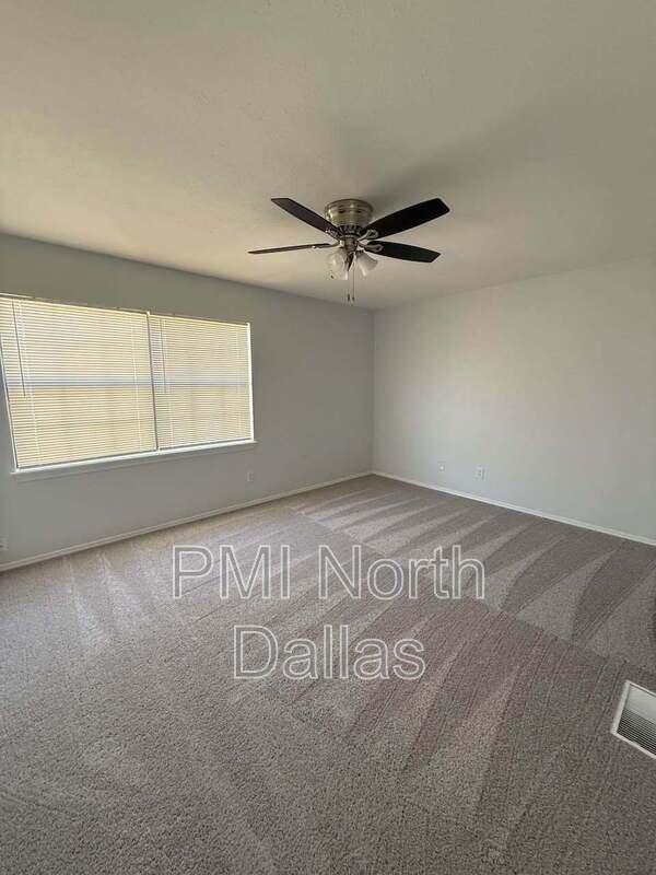 Come see this cute 2B House in a great location property image