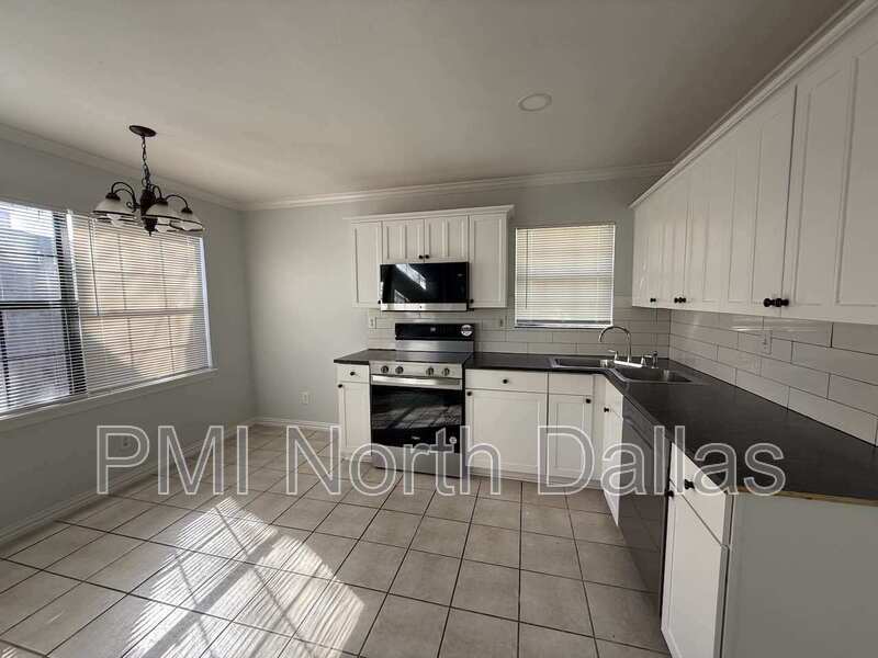 Come see this cute 2B House in a great location property image