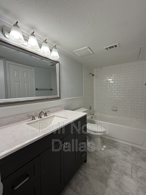 Come see this cute 2B House in a great location property image